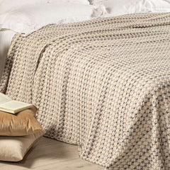 Copriletto matrimoniale Caleffi Rapallo, in puro cotone.Coperta estiva moderna caratterizzata da un vivace accostamento delle tonalità avorio, beige, tortora e grigio e da un morbidissimo cotone con effetto stone washed