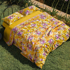 Il copriletto Summer è la nuova coperta estiva di Fazzini, in piquet di puro cotone. La fantasia del copriletto Summer ritrae una distesa lussureggiante di garofani. Il disegno romantico e vivido dei fiori decora la faccia superiore della coperta. Colore giallo ocra. Piquet di puro cotone stampato in digitale ad alta risoluzione. Rifinito a mano con angoli sagomati.