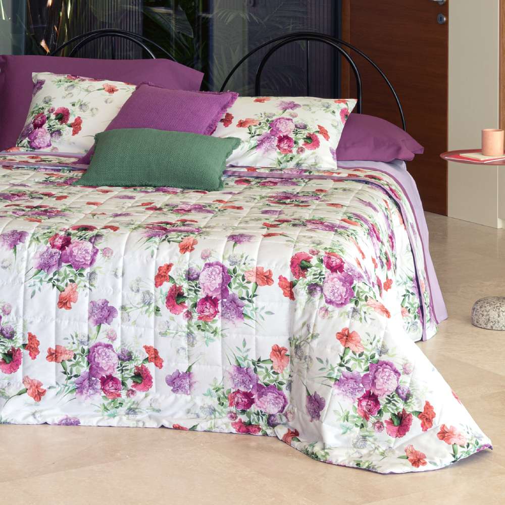 Il copriletto Summer è la nuova coperta estiva di Fazzini, in piquet di puro cotone. La fantasia del copriletto Summer ritrae una distesa lussureggiante di garofani. Il disegno romantico e vivido dei fiori decora la faccia superiore della coperta. Colore bianco e rosa. Piquet di puro cotone stampato in digitale ad alta risoluzione. Rifinito a mano con angoli sagomati.
