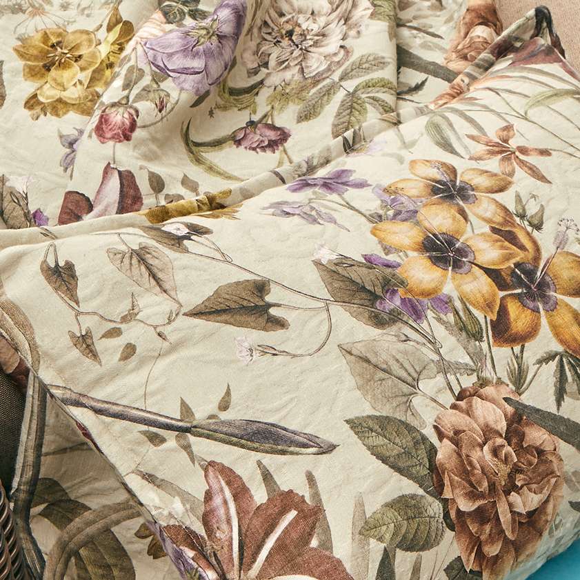 copriletto estivo vanitas fazzini. Fantasia floreale colore sandalo beige.