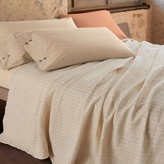 Copriletto Estivo matrimoniale Gabel riflesso. Morbida coperta in cotone tinta unita beige panna, effetto nido d'ape.