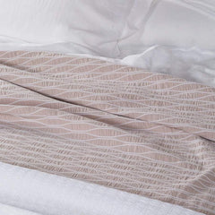 Copriletto matrimoniale Caleffi Antibes in puro cotone. La coperta estiva Antibes rappresenta la soluzione ideale per coprire il letto nella stagione più calda. Sobria e raffinata, presenta una fantasia geometrica su fondo tinta unita colore naturale/beige.