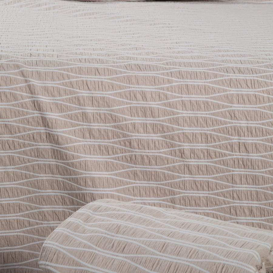 Copriletto matrimoniale Caleffi Antibes in puro cotone. La coperta estiva Antibes rappresenta la soluzione ideale per coprire il letto nella stagione più calda. Sobria e raffinata, presenta una fantasia geometrica su fondo tinta unita colore naturale/beige.