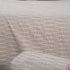 Copriletto matrimoniale Caleffi Antibes in puro cotone. La coperta estiva Antibes rappresenta la soluzione ideale per coprire il letto nella stagione più calda. Sobria e raffinata, presenta una fantasia geometrica su fondo tinta unita colore naturale/beige.