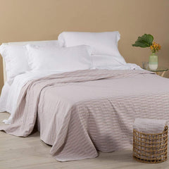 Copriletto matrimoniale Caleffi Antibes in puro cotone. La coperta estiva Antibes rappresenta la soluzione ideale per coprire il letto nella stagione più calda. Sobria e raffinata, presenta una fantasia geometrica su fondo tinta unita colore naturale/beige.