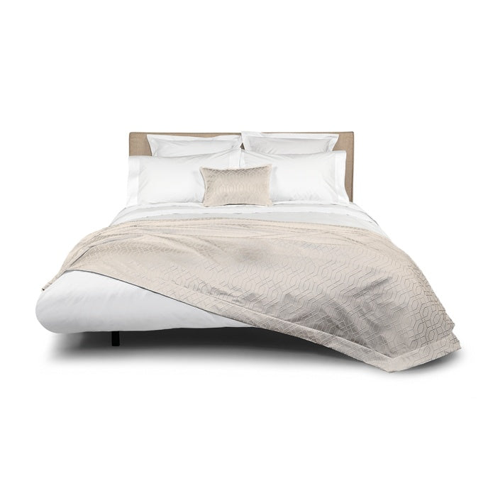 Copriletto matrimoniale Villa Necchi, della linea Fazzini Atelier, in prezioso raso jacquard. La coperta estiva Villa Necchi presenta in un gioco tono su tono un bel motivo tridimensionale d'ispirazione dèco, con una mano morbida e voluminosa. Variante di colore champagne/avorio. Il copriletto Villa Necchi è trapuntato a capo e rifinito a mano con due angoli sagomati che lo adattano perfettamente agli angoli del letto.