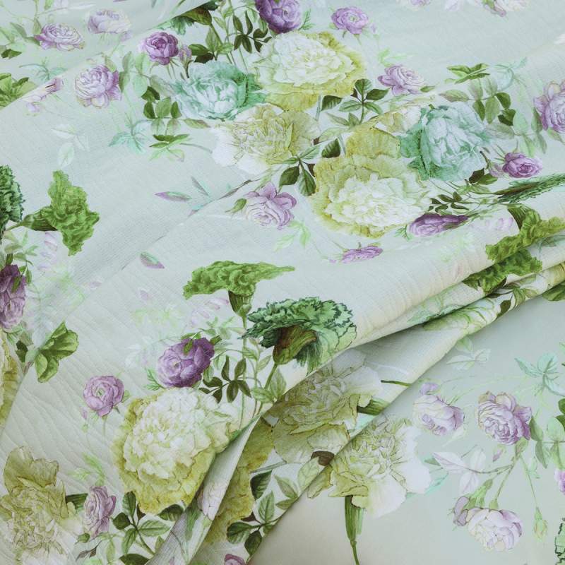 Il copriletto Summer è la nuova coperta estiva di Fazzini, in piquet di puro cotone. La fantasia del copriletto Summer ritrae una distesa lussureggiante di garofani. Il disegno romantico e vivido dei fiori decora la faccia superiore della coperta. Colore verde (gray green). Piquet di puro cotone stampato in digitale ad alta risoluzione. Rifinito a mano con angoli sagomati.