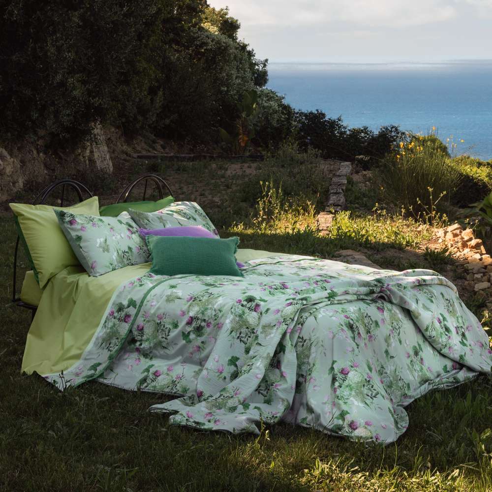 Il copriletto Summer è la nuova coperta estiva di Fazzini, in piquet di puro cotone. La fantasia del copriletto Summer ritrae una distesa lussureggiante di garofani. Il disegno romantico e vivido dei fiori decora la faccia superiore della coperta. Colore verde (gray green). Piquet di puro cotone stampato in digitale ad alta risoluzione. Rifinito a mano con angoli sagomati.