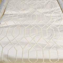 Copriletto matrimoniale Villa Necchi, della linea Fazzini Atelier, in prezioso raso jacquard. La coperta estiva Villa Necchi presenta in un gioco tono su tono un bel motivo tridimensionale d'ispirazione dèco, con una mano morbida e voluminosa. Variante di colore champagne/avorio. Il copriletto Villa Necchi è trapuntato a capo e rifinito a mano con due angoli sagomati che lo adattano perfettamente agli angoli del letto.