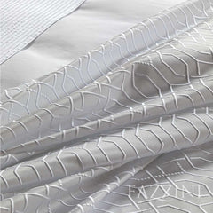 Copriletto matrimoniale Villa Necchi, della linea Fazzini Atelier, in prezioso raso jacquard. La coperta estiva Villa Necchi presenta in un gioco tono su tono un bel motivo tridimensionale d'ispirazione dèco, con una mano morbida e voluminosa. Variante di colore champagne/avorio. Il copriletto Villa Necchi è trapuntato a capo e rifinito a mano con due angoli sagomati che lo adattano perfettamente agli angoli del letto.