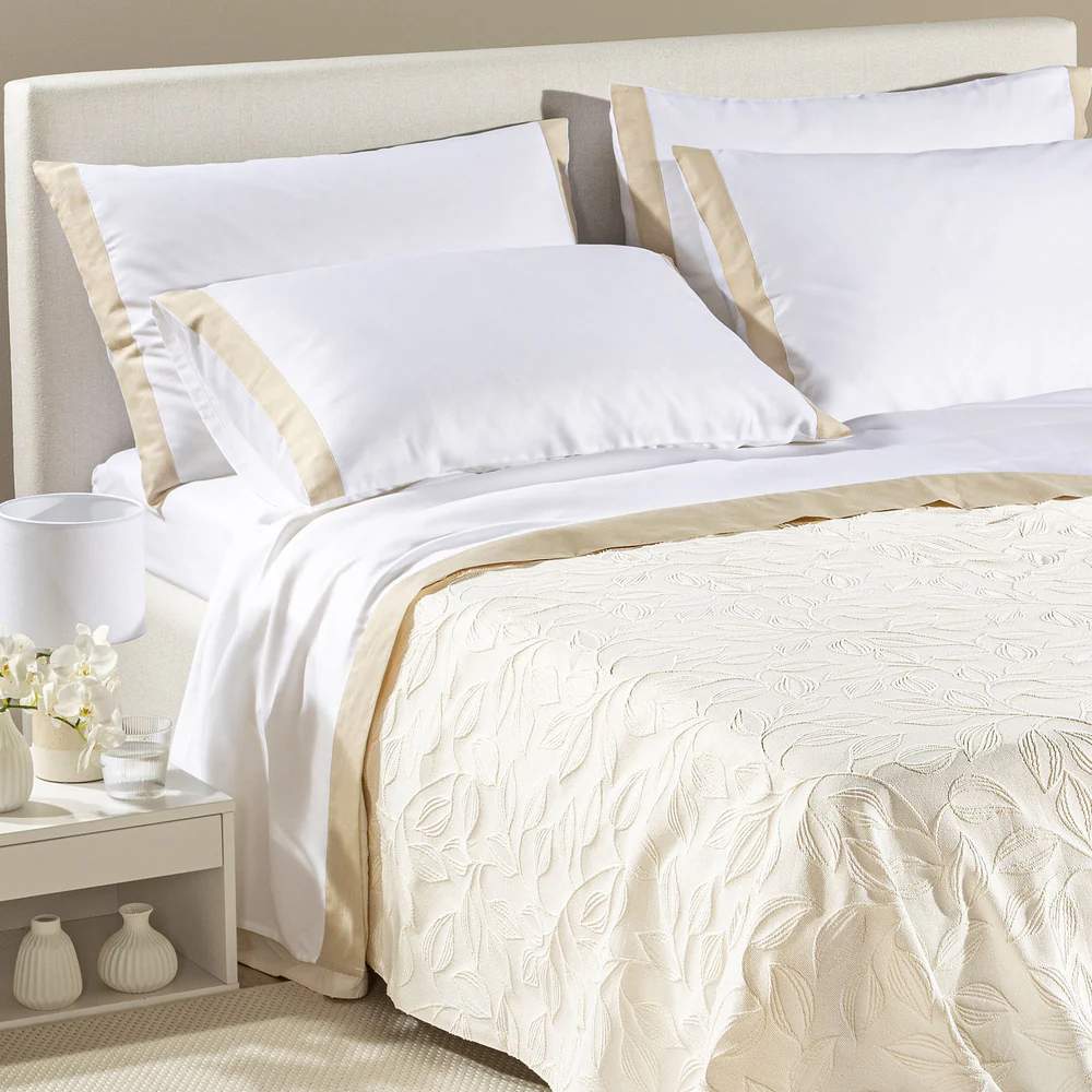 Coperta estiva matera Caleffi in cotone. Fantasia jacquard con foglie avorio beige