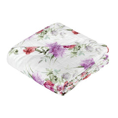 Il copriletto Summer è la nuova coperta estiva di Fazzini, in piquet di puro cotone. La fantasia del copriletto Summer ritrae una distesa lussureggiante di garofani. Il disegno romantico e vivido dei fiori decora la faccia superiore della coperta. Colore bianco e rosa. Piquet di puro cotone stampato in digitale ad alta risoluzione. Rifinito a mano con angoli sagomati.