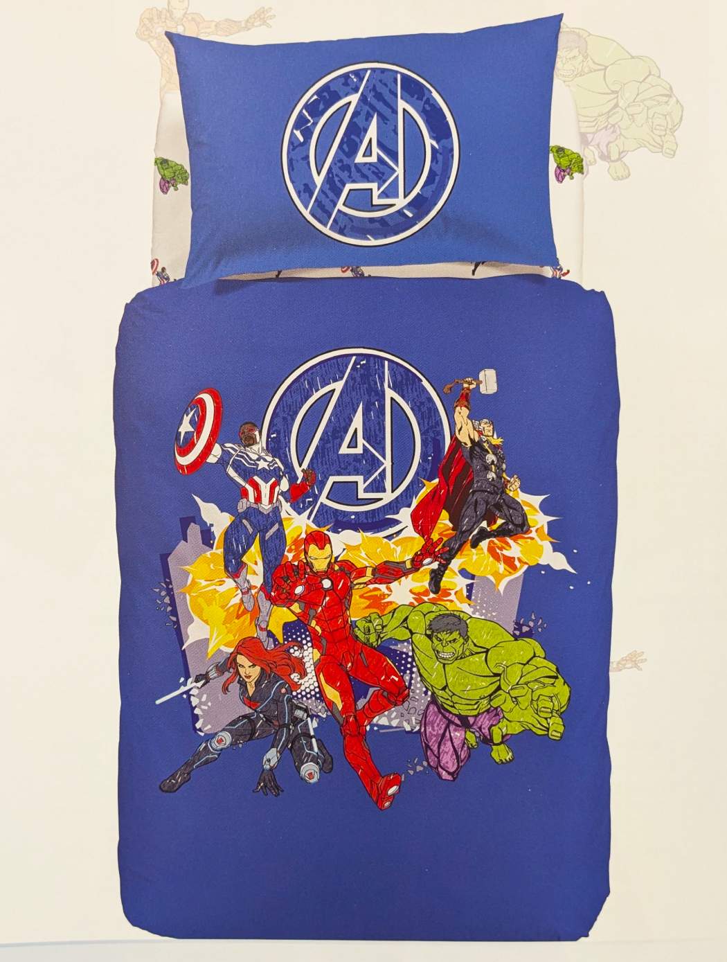 Copripiumino Avengers Caleffi. Fantasia con supereroi Thor, Iron Man, Hulk, Capitan America su fondo blu.