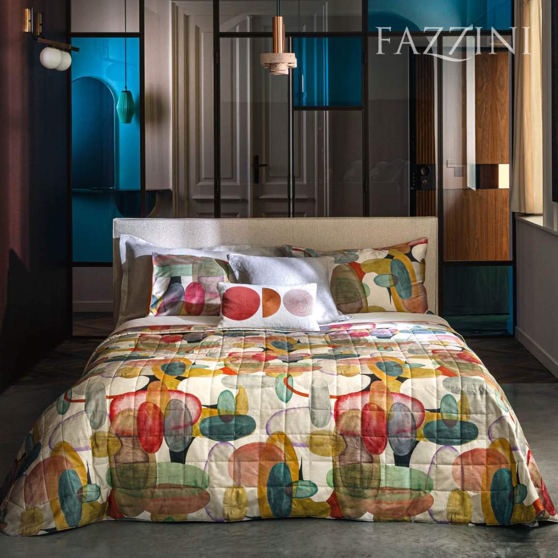 Copripiumino matrimoniale Fazzini Bling in raso di puro cotone. Il set include un sacco copripiumino e due federe in fantasia. Il retro del sacco copripiumino è color ocra. Con la collezione Bling Fazzini racconta il mondo delle pietre opalescenti e delle gemme. Il motivo morbido, che ricorda le forme dei ciottoli levigati dal tempo, si colora di sfumature che nelle sovrapposizioni rivelano nuove e seducenti tonalità