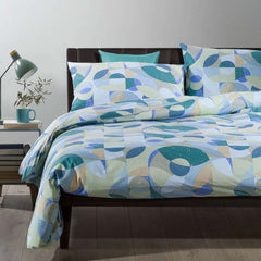 Copripiumino Bilbao di Caleffi, in puro cotone anallergico e traspirante. Disponibile per letto singolo, piazza e mezza e matrimoniale. Fantasia geometrica moderna dai toni pastello, colore avio, bluette, verde acqua