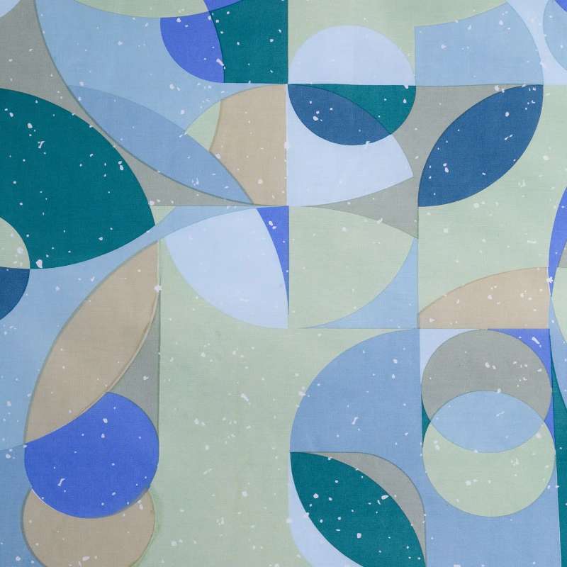 Copripiumino Bilbao di Caleffi, in puro cotone anallergico e traspirante. Disponibile per letto singolo, piazza e mezza e matrimoniale. Fantasia geometrica moderna dai toni pastello, colore avio, bluette, verde acqua. Dettaglio fantasia