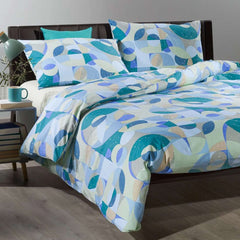 Copripiumino Bilbao di Caleffi, in puro cotone anallergico e traspirante. Disponibile per letto singolo, piazza e mezza e matrimoniale. Fantasia geometrica moderna dai toni pastello, colore avio, bluette, verde acqua