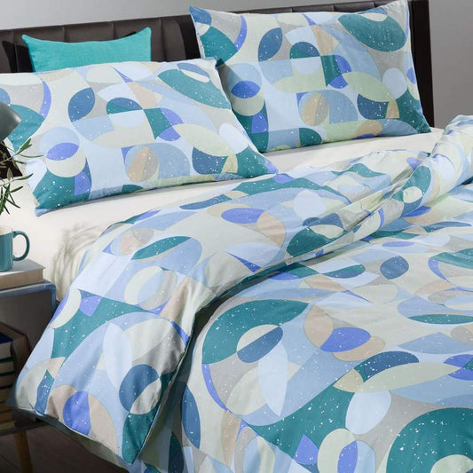Copripiumino Bilbao di Caleffi, in puro cotone anallergico e traspirante. Disponibile per letto singolo, piazza e mezza e matrimoniale. Fantasia geometrica moderna dai toni pastello, colore avio, bluette, verde acqua