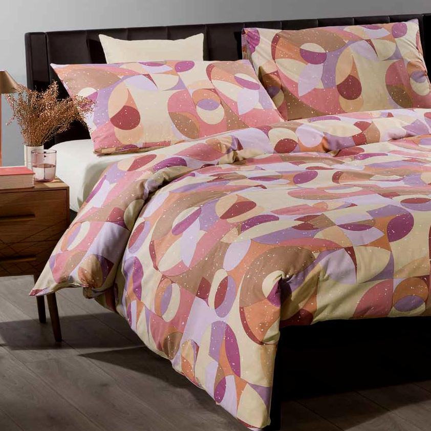 Copripiumino Bilbao di Caleffi, in puro cotone anallergico e traspirante. Disponibile per letto singolo, piazza e mezza e matrimoniale. Fantasia geometrica moderna dai toni pastello, colore corallo, giallo, arancio