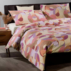 Copripiumino Bilbao di Caleffi, in puro cotone anallergico e traspirante. Disponibile per letto singolo, piazza e mezza e matrimoniale. Fantasia geometrica moderna dai toni pastello, colore corallo, giallo, arancio