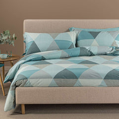 Copripiumino Caleffi Londra in cotone, fantasia geometrica a rombi anice azzurro.