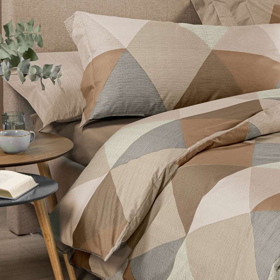 Copripiumino Caleffi Londra in cotone, fantasia geometrica a rombi moka tortora.