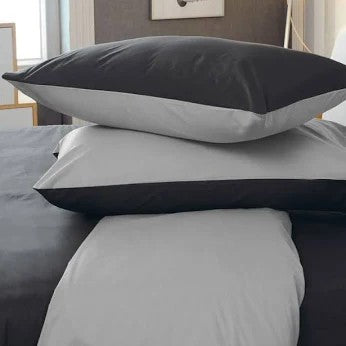 Parure copripiumino tinta unita double face in cotone. Colore nero e grigio