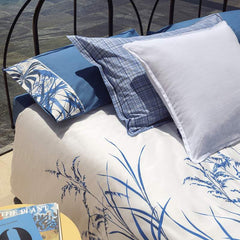 Copripiumino matrimoniale Fazzini Fields, in percalle di puro cotone. La fantasia del completo lenzuola Fields ritrae lunghi steli su cui sbocciano fiori campestri che sembrano appena mossi dalla brezza. Il bianco del fondo appare luminoso, per poi svanire pian piano nel disegno che si fa sempre più fitto. Colore blu.