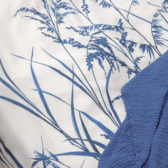 Copripiumino matrimoniale Fazzini Fields, in percalle di puro cotone. La fantasia del completo lenzuola Fields ritrae lunghi steli su cui sbocciano fiori campestri che sembrano appena mossi dalla brezza. Il bianco del fondo appare luminoso, per poi svanire pian piano nel disegno che si fa sempre più fitto. Colore blu.