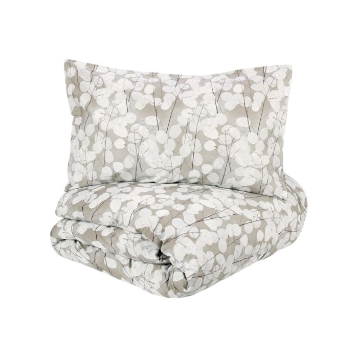 Copripiumino matrimoniale Fazzini Lunaria, in percalle di puro cotone. Il copripiumino Lunaria presenta una fantasia floreale dallo stile moderno, con fiori chiari su fondo grigio. Il set include un sacco copripiumino e due federe