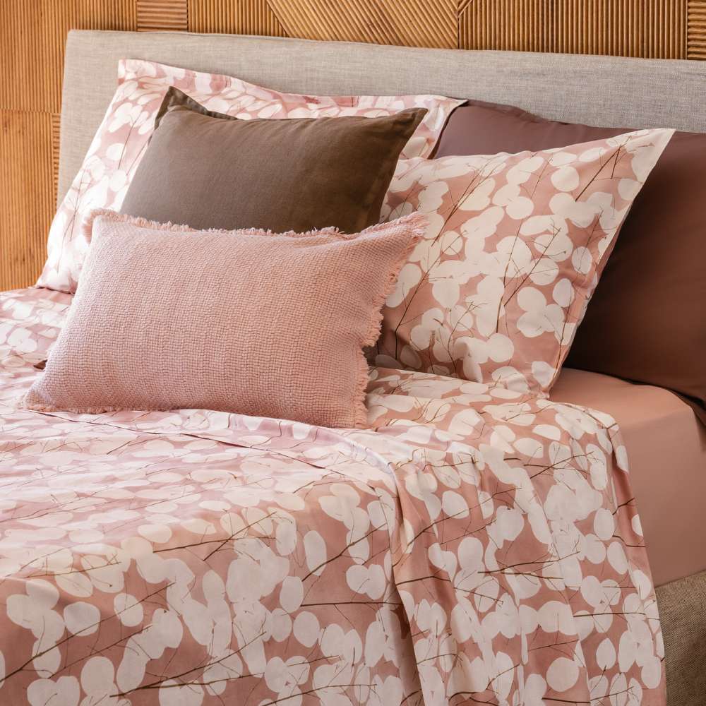 Copripiumino matrimoniale Fazzini Lunaria, in percalle di puro cotone. Il copripiumino Lunaria presenta una fantasia floreale dallo stile moderno, con fiori chiari su fondo rosa. Il set include un sacco copripiumino e due federe