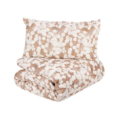 Copripiumino matrimoniale Fazzini Lunaria, in percalle di puro cotone. Il copripiumino Lunaria presenta una fantasia floreale dallo stile moderno, con fiori chiari su fondo tortora/cammello. Il set include un sacco copripiumino e due federe