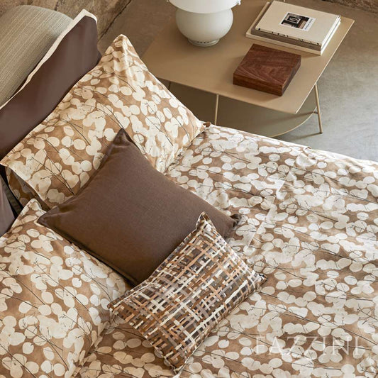 Copripiumino matrimoniale Fazzini Lunaria, in percalle di puro cotone. Il copripiumino Lunaria presenta una fantasia floreale dallo stile moderno, con fiori chiari su fondo tortora/cammello. Il set include un sacco copripiumino e due federe