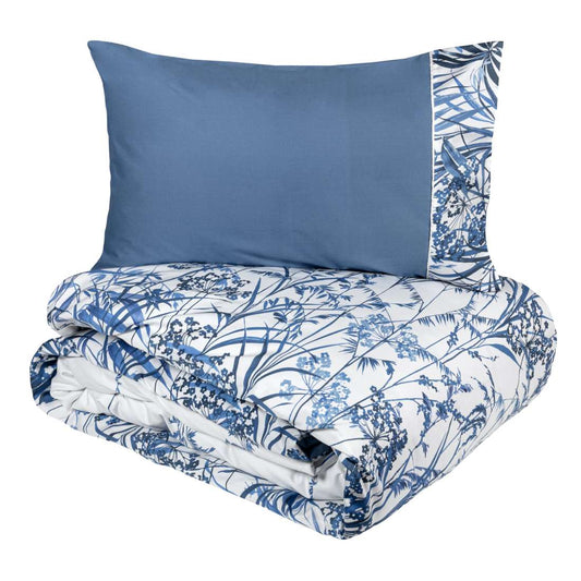 Copripiumino matrimoniale Fazzini Fields, in percalle di puro cotone. La fantasia del completo lenzuola Fields ritrae lunghi steli su cui sbocciano fiori campestri che sembrano appena mossi dalla brezza. Il bianco del fondo appare luminoso, per poi svanire pian piano nel disegno che si fa sempre più fitto. Colore blu.
