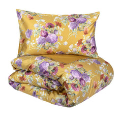 Copripiumino matrimoniale Fazzini Summer, in raso di puro cotone 300 TC. La meraviglia inconsueta e misteriosa del garofano ispira la vivace collezione Summer. Il disegno romantico e vivido dei fiori decora le federe e la faccia superiore del sacco copripiumino, entrambe in raso di cotone. Il retro del sacco copripiumino è in raso di cotone tinta unita ocra