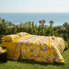 Copripiumino matrimoniale Fazzini Summer, in raso di puro cotone 300 TC. La meraviglia inconsueta e misteriosa del garofano ispira la vivace collezione Summer. Il disegno romantico e vivido dei fiori decora le federe e la faccia superiore del sacco copripiumino, entrambe in raso di cotone. Il retro del sacco copripiumino è in raso di cotone tinta unita ocra