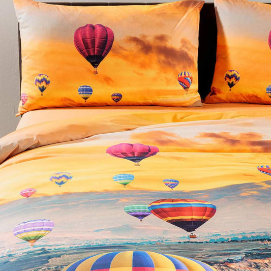 Completo copripiumino matrimoniale Cappadocia di Caleffi, in puro cotone anallergico e traspirante. Fantasia che ritrae i colori caldi di un tramonto sul tipico paesaggio della Cappadocia, sorvolato da mongolfiere colorate. Stampato in digitale e in alta definizione