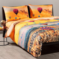 Completo copripiumino matrimoniale Cappadocia di Caleffi, in puro cotone anallergico e traspirante. Fantasia che ritrae i colori caldi di un tramonto sul tipico paesaggio della Cappadocia, sorvolato da mongolfiere colorate. Stampato in digitale e in alta definizione
