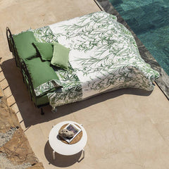 Copripiumino matrimoniale Fazzini Fields, in percalle di puro cotone. La fantasia del completo lenzuola Fields ritrae lunghi steli su cui sbocciano fiori campestri che sembrano appena mossi dalla brezza. Il bianco del fondo appare luminoso, per poi svanire pian piano nel disegno che si fa sempre più fitto. Colore verde.