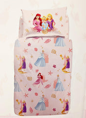 Copripiumino Magic Princess Caleffi Disney. Fantasia con le principesse Disney Cenerentola, Rapunzel, La Sirenetta Ariel, circondate da fiori su fondo rosa.