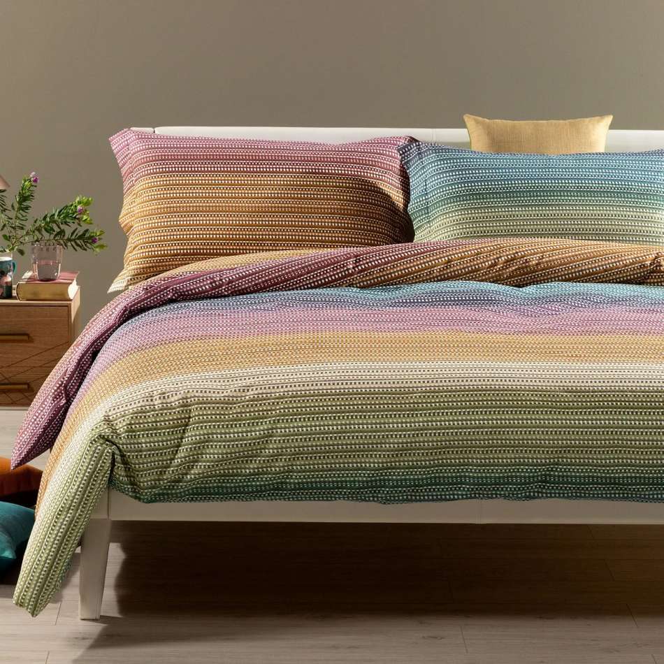 Completo copripiumino Iride di Caleffi, in puro cotone anallergico e traspirante. Disponibile nella misura per letto singolo, piazza e mezza e matrimoniale.
Fantasia moderna multicolore.