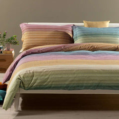 Completo copripiumino Iride di Caleffi, in puro cotone anallergico e traspirante. Disponibile nella misura per letto singolo, piazza e mezza e matrimoniale.
Fantasia moderna multicolore.