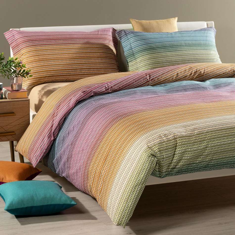 Completo copripiumino Iride di Caleffi, in puro cotone anallergico e traspirante. Disponibile nella misura per letto singolo, piazza e mezza e matrimoniale.
Fantasia moderna multicolore.