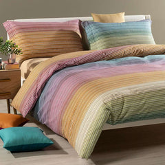 Completo copripiumino Iride di Caleffi, in puro cotone anallergico e traspirante. Disponibile nella misura per letto singolo, piazza e mezza e matrimoniale.
Fantasia moderna multicolore.