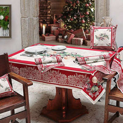Copritavolo Natalizio Sweet Red Christmas di Emily Home, in tessuto Gobelin. Misura rettangolare x12 (140x260 cm) Il copritavolo Red Christmas è caratterizzato da una cornice rossa con impresso un motivo a ricamo color crema, con decorazioni natalizie sugli angoli. Il piano tavola presenta invece un fondo chiaro con motivo damascato, su cui da cornice a tutta la tovaglia. Al centro è presente una decorazione con rami di agrifoglio e sfere rosse e dorate.