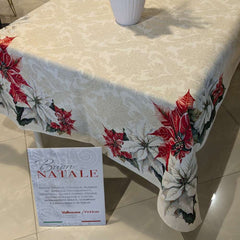 Copritavolo Natalizio Favola di Emily Home, in tessuto Gobelin. Misura rettangolare x12 (140x260 cm) Il copritavolo Favola presenta una delicata fantasia floreale natalizia su fondo platino. Sugli angoli risaltano stelle di Natale bianche e rosse