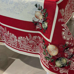 Copritavolo Natalizio Sweet Red Christmas di Emily Home, in tessuto Gobelin. Misura rettangolare x12 (140x260 cm) Il copritavolo Red Christmas è caratterizzato da una cornice rossa con impresso un motivo a ricamo color crema, con decorazioni natalizie sugli angoli. Il piano tavola presenta invece un fondo chiaro con motivo damascato, su cui da cornice a tutta la tovaglia. Al centro è presente una decorazione con rami di agrifoglio e sfere rosse e dorate.