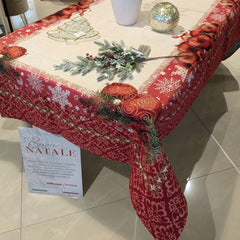 Copritavolo Natalizio Special di Emily Home, in tessuto Gobelin. Misura rettangolare x12 (140x260 cm) Il copritavolo Special presenta un'ampia cornice rossa, attraversata da un pattern decorativo a contrasto. Sui bordi del piano tavola color crema, sono presenti sfere natalizie rosse.