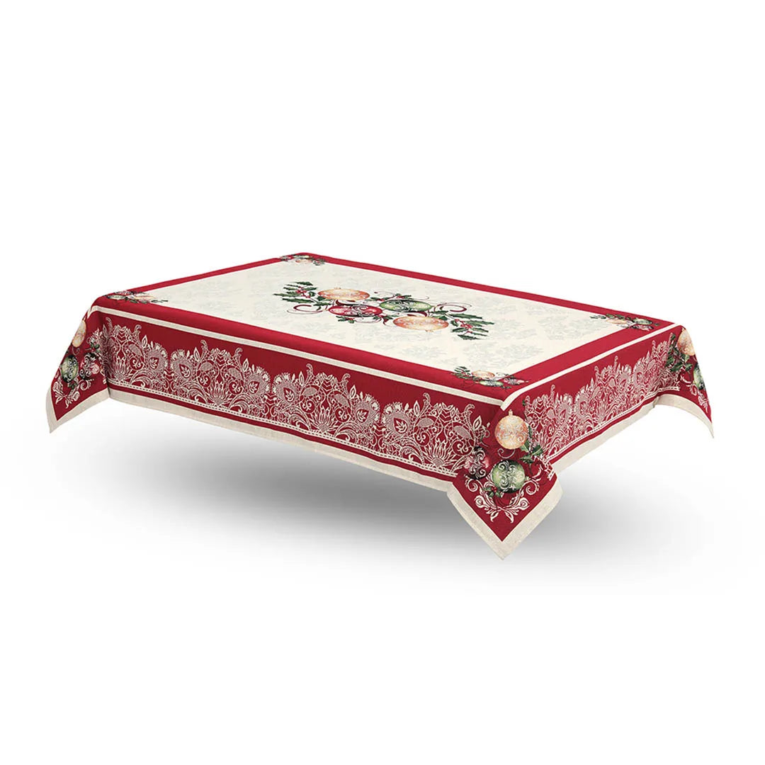 Copritavolo Natalizio Sweet Red Christmas di Emily Home, in tessuto Gobelin. Misura rettangolare x12 (140x260 cm) Il copritavolo Red Christmas è caratterizzato da una cornice rossa con impresso un motivo a ricamo color crema, con decorazioni natalizie sugli angoli. Il piano tavola presenta invece un fondo chiaro con motivo damascato, su cui da cornice a tutta la tovaglia. Al centro è presente una decorazione con rami di agrifoglio e sfere rosse e dorate.
