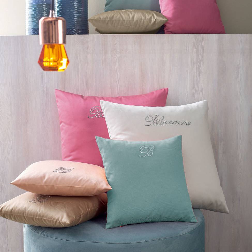 Cuscino arredo Note Blu di Blumarine. Cuscino in tinta unita con logo Blumarine in preziosi cristalli Swarovski.